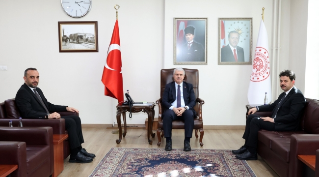 Selçuk Üniversitesi Rektörü Prof. Dr. Hüseyin Yılmaz ile İş Kur İl Müdürü Önder Çiftçi, Vali İbrahim Akın'ı makamında ziyaret etti. 