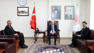 Selçuk Üniversitesi Rektörü Prof. Dr. Hüseyin Yılmaz ile İş Kur İl Müdürü Önder Çiftçi, Vali İbrahim Akın'ı makamında ziyaret etti. 