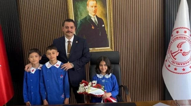 YUNAK'TA 23 NİSAN COŞKUSU: KAYMAKAMLIK MAKAMI TEMSİLİ OLARAK ÇOCUKLARA DEVREDİLDİ 