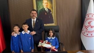 YUNAK'TA 23 NİSAN COŞKUSU: KAYMAKAMLIK MAKAMI TEMSİLİ OLARAK ÇOCUKLARA DEVREDİLDİ 