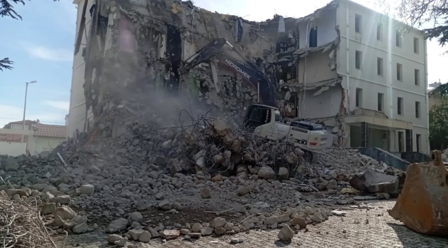 YUNAK'TA ESKİ HÜKÜMET KONAĞI'NIN YIKIMI BAŞLADI 