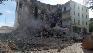 YUNAK'TA ESKİ HÜKÜMET KONAĞI'NIN YIKIMI BAŞLADI 