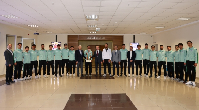 BAŞKAN PEKYATIRMACI AVRUPA ŞAMPİYONASI'NA KATILACAK SELÇUKLU BELEDİYESPOR HOKEY TAKIMINI KABUL ETTİ 