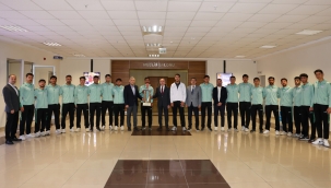 BAŞKAN PEKYATIRMACI AVRUPA ŞAMPİYONASI'NA KATILACAK SELÇUKLU BELEDİYESPOR HOKEY TAKIMINI KABUL ETTİ 