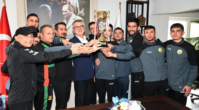 FUTBOLCULARDAN BAŞKAN USTAOĞLUNA ZİYARET 