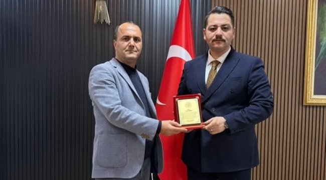 KAYMAKAM TAŞAVLI'DAN KENAN BAYIR'A PLAKET 