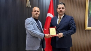 KAYMAKAM TAŞAVLI'DAN KENAN BAYIR'A PLAKET 