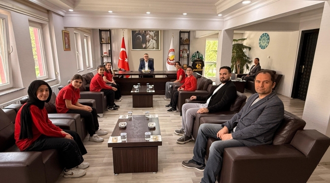 KİTAP KURTLARI ÖDÜLLERİNE KAVUŞTU 