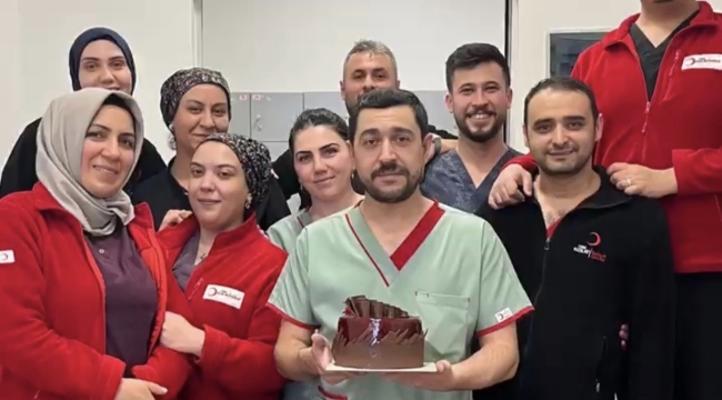 Kızılay Hastanesi'nde Anlamlı Kutlama: Ahmet Bademci'ye Sürpriz Doğum Günü! 