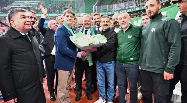 Konya'da Protokol Tribününde Futbol Heyecanı: Emniyet Müdürü Koç'a Taraftardan Çiçekli Karşılama 