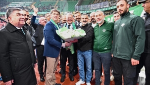 Konya'da Protokol Tribününde Futbol Heyecanı: Emniyet Müdürü Koç'a Taraftardan Çiçekli Karşılama