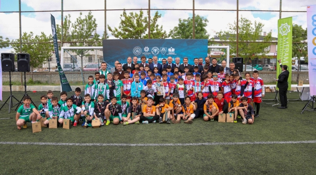 MERAM'DA ÇOCUKLARIN FUTBOL ŞÖLENİ NEFES KESTİ 