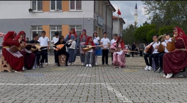 Yazla Mahallesi'nde Bağlama Kursu Öğrencilerinden Bahar Şenliği Gösterisi 