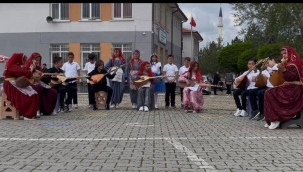 Yazla Mahallesi'nde Bağlama Kursu Öğrencilerinden Bahar Şenliği Gösterisi