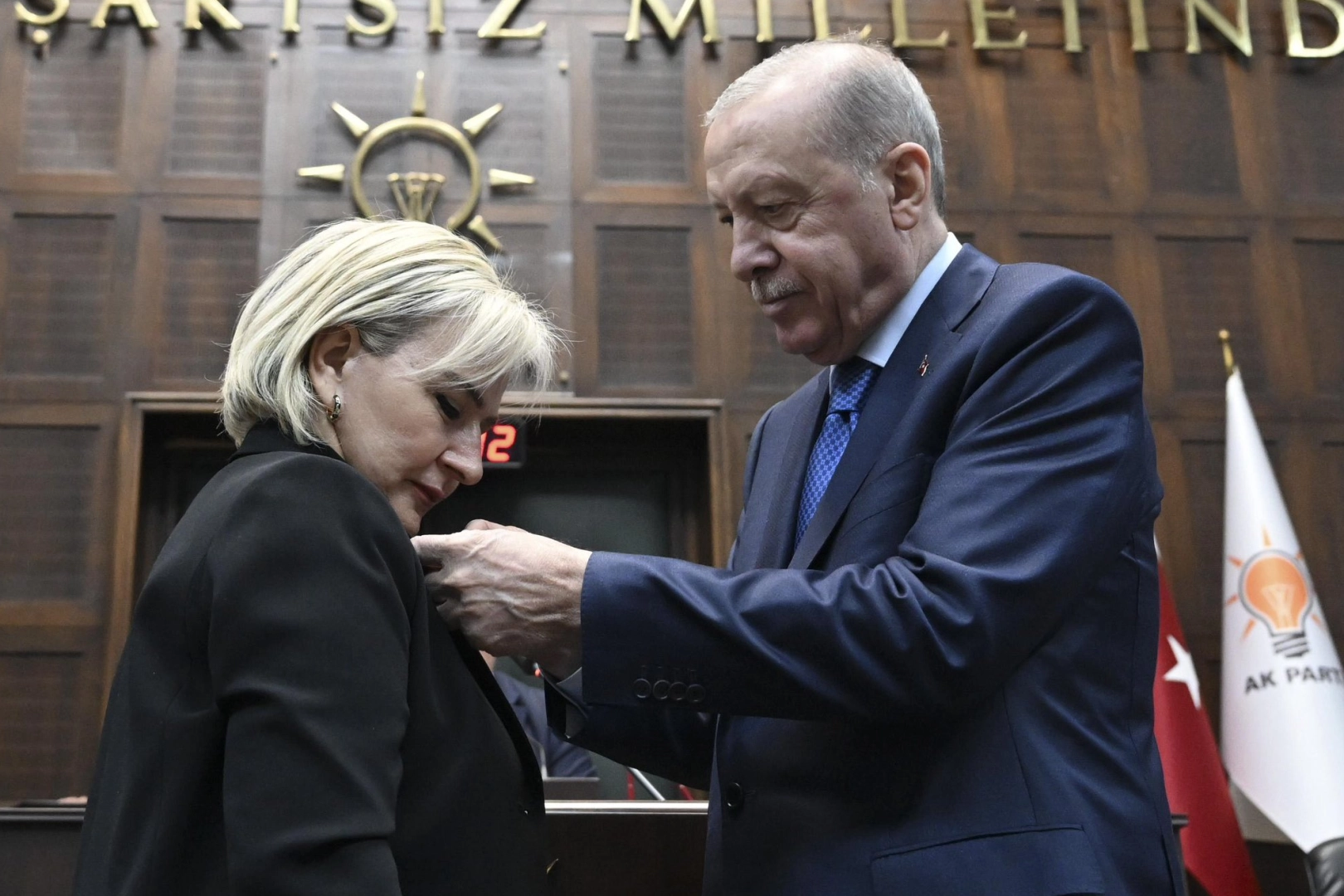 CHP'den istifa eden Nimet Özdemir AK Parti'ye katıldı