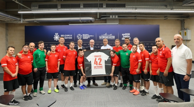 BAŞKAN PEKYATIRMACI DOWN SENDROMLU FUTSAL MİLLİ TAKIMI İLE BİR ARAYA GELDİ 