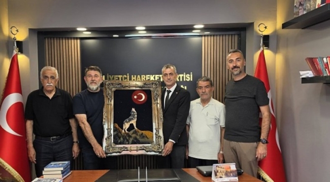 BELEDİYE MECLİS ÜYELERİNDEN BAŞKAN MURAT YILDIZ'A TEBRİK ZİYARETİ 