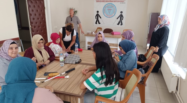 Görmeyen Gözleriyle Örgü Örüyor, Azimleriyle Herkese İlham Oluyorlar 