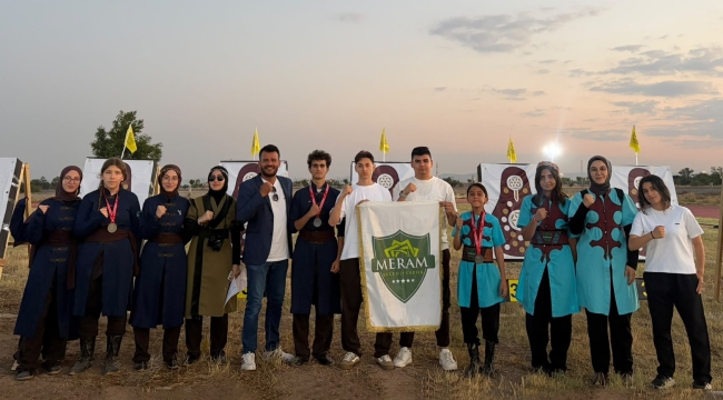 MERAMLI OKÇULAR BÖLGE ŞAMPİYONASI'NDA KÜRSÜDEN İNMEDİ 